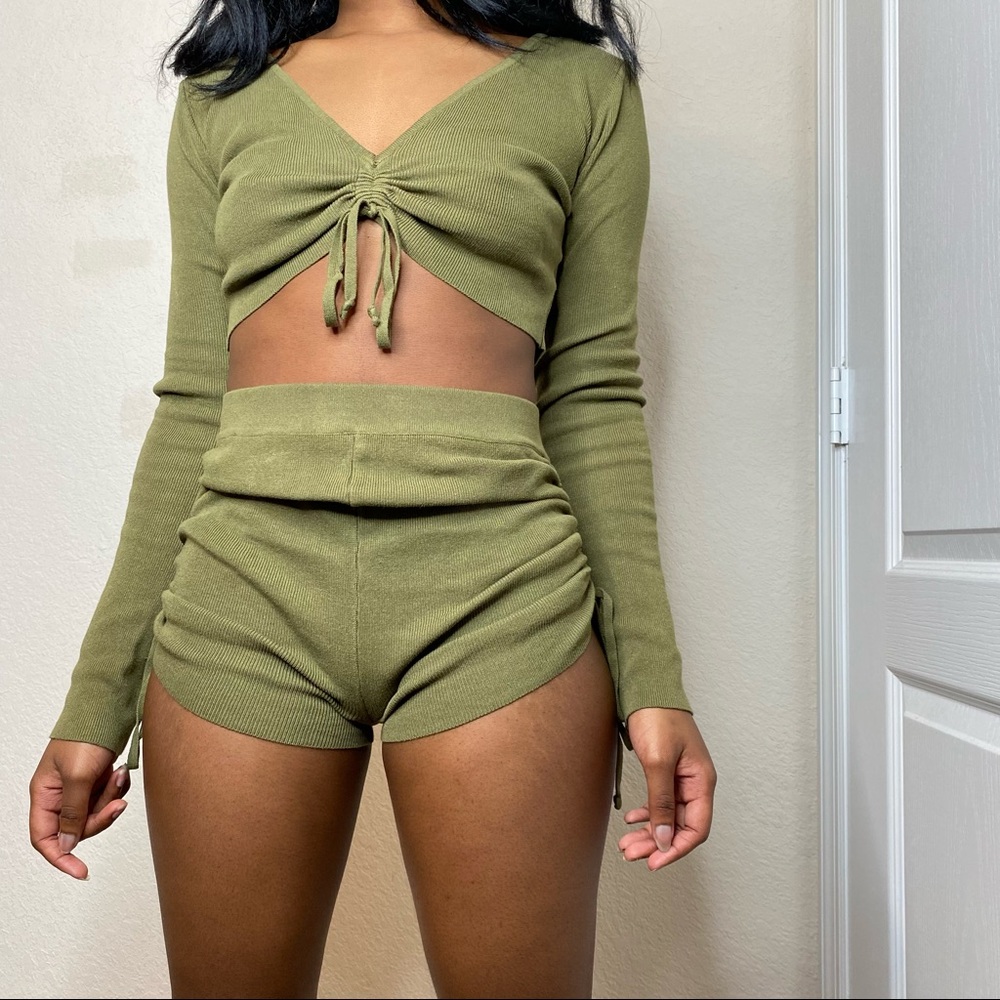 Olive two piece set with rauched sides ✨